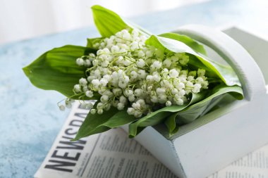 Üzerinde güzel çiçekli vadi çiçekleri olan sepet.