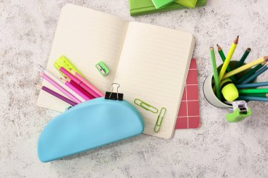 Işık arkaplan üzerinde kırtasiye malzemesi olan kalem kutusu