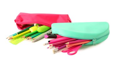 Beyaz arkaplanda kırtasiye malzemesi olan kalem kutuları