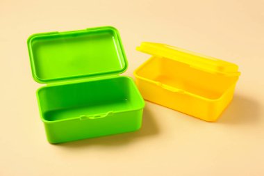 Renkli arka planda plastik beslenme çantaları