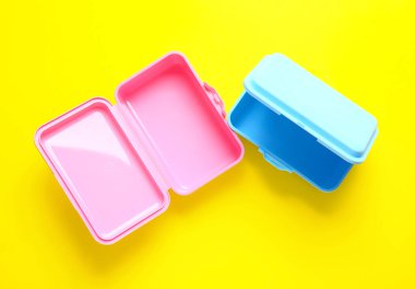 Renkli arka planda plastik beslenme çantaları