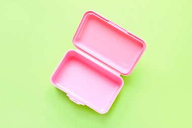Renkli arka planda plastik beslenme çantası