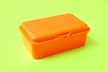 Renkli arka planda plastik beslenme çantası