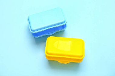 Renkli arka planda plastik beslenme çantaları