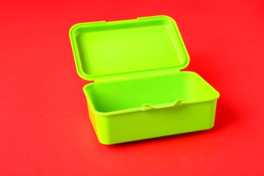 Renkli arka planda plastik beslenme çantası