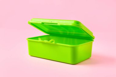 Renkli arka planda plastik beslenme çantası