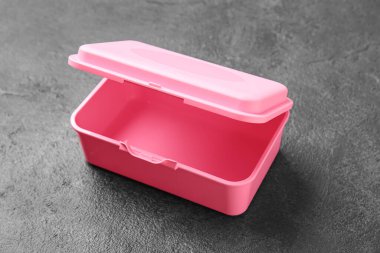 Gri arka planda plastik beslenme çantası