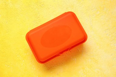 Renkli arka planda plastik beslenme çantası