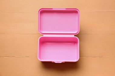 Renkli arka planda plastik beslenme çantası