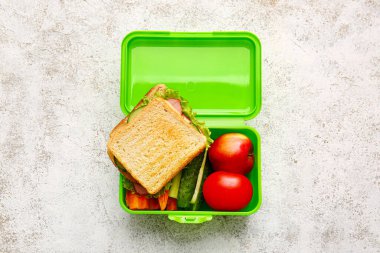 Beslenme çantasında hafif arka planda lezzetli yemekler var.