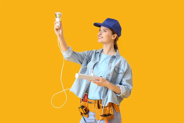 Hermosa Electricista Femenina Con Bombilla Sobre Fondo Color — Foto de Stock