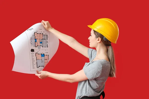 Schöne Elektrikerin Mit Hausplan Auf Farbigem Hintergrund — Stockfoto