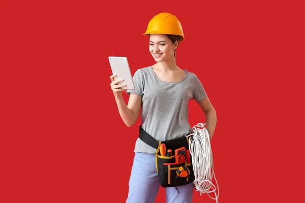 Mooie Vrouwelijke Elektricien Met Tablet Computer Kleur Achtergrond — Stockfoto