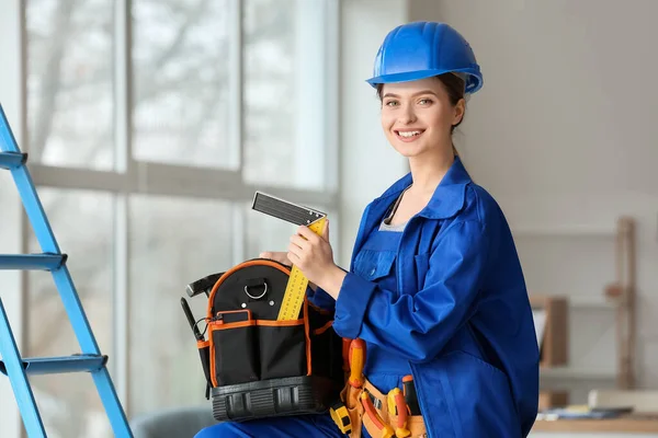 Vacker Kvinnlig Elektriker Med Verktyg Rummet — Stockfoto