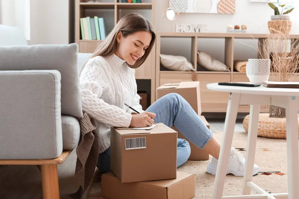 Young Woman Preparing Parcel Client Home — Stock Photo, Image