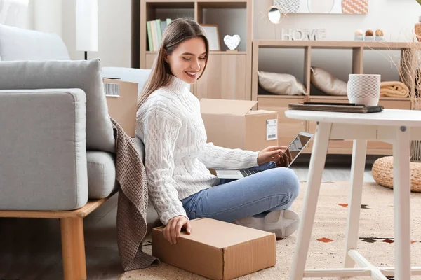 Young Woman Parcel Laptop Home — Stock Photo, Image