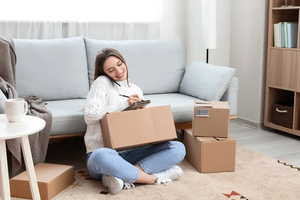 Young Woman Talking Mobile Phone While Preparing Parcel Client Home — Stock Photo, Image