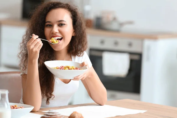 Schöne Junge Frau Isst Cornflakes Hause — Stockfoto