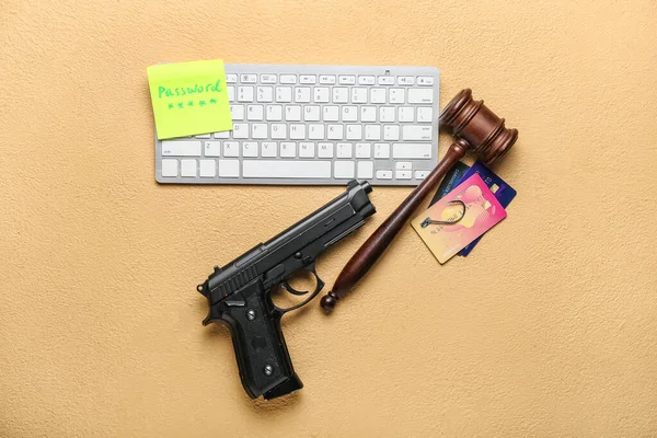 Clavier Cartes Crédit Marteau Juge Pistolet Sur Fond Couleur Concept — Photo