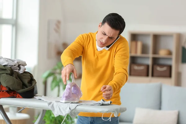 Jeune Homme Bouleversé Avec Blanchisserie Parler Par Téléphone Mobile Maison — Photo