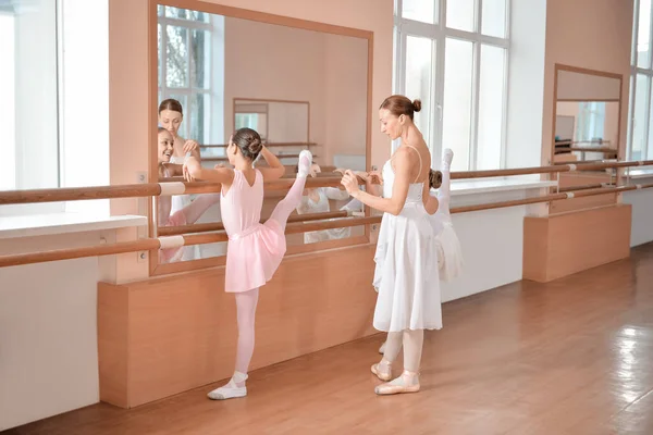 Pelatihan Balerina Kecil Dengan Pelatih Studio Tari — Stok Foto