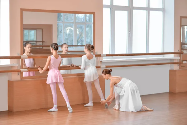 Pelatihan Balerina Kecil Dengan Pelatih Studio Tari — Stok Foto
