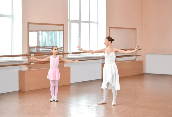 Pequeña Bailarina Entrenando Con Entrenador Estudio Baile — Foto de Stock