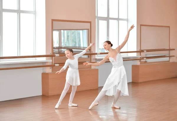Malý Trénink Baletky Trenérem Tanečním Studiu — Stock fotografie