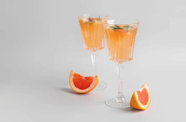 Glazen Smakelijke Grapefruitcocktail Met Rozemarijn Grijze Ondergrond — Stockfoto