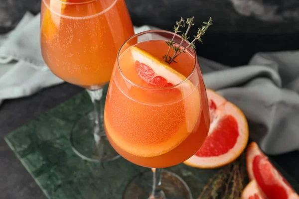 Glasses Tasty Grapefruit Cocktail Thyme Dark Background Closeup — Stock Photo, Image