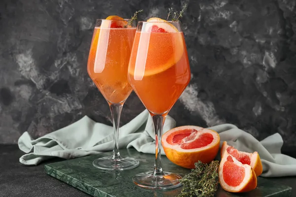 Glasses Tasty Grapefruit Cocktail Thyme Dark Background — Stock Photo, Image