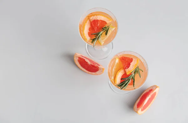 Glasses Tasty Grapefruit Cocktail Rosemary Grey Background — Stock Photo, Image