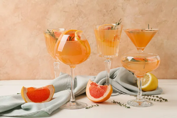 Glazen Van Smakelijke Grapefruit Cocktail Kleur Achtergrond — Stockfoto