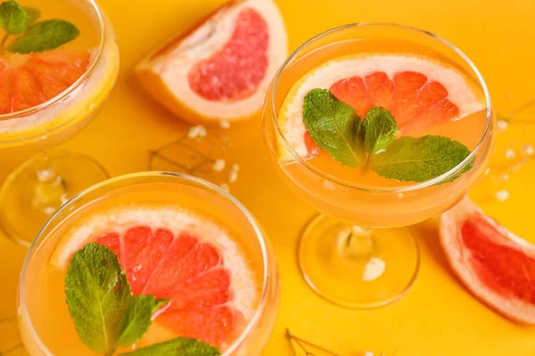 Gläser Leckerer Grapefruit Cocktail Auf Farbigem Hintergrund Nahaufnahme — Stockfoto