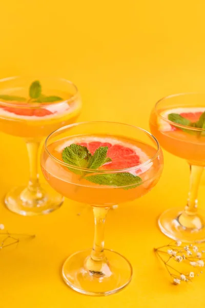 Gläser Leckerer Grapefruit Cocktail Auf Farbigem Hintergrund — Stockfoto