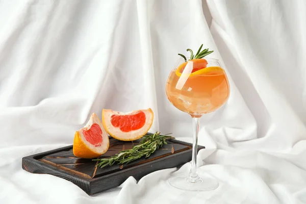 Komposition Mit Einem Glas Leckerem Grapefruit Cocktail Auf Stoffhintergrund — Stockfoto