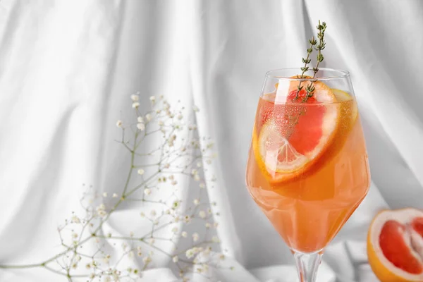 Glas Välsmakande Grapefrukt Cocktail Och Blommor Tyg Bakgrund — Stockfoto