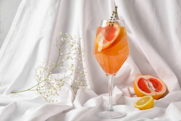 Bicchiere Gustoso Cocktail Pompelmo Fiori Sfondo Tessuto — Foto Stock
