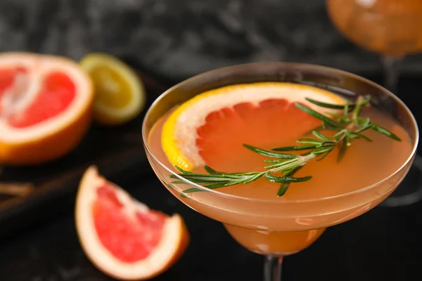 Glas God Grapefrukt Cocktail Mörk Bakgrund Närbild — Stockfoto