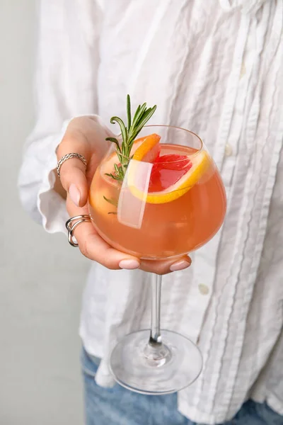 Vrouw Met Glas Van Smakelijke Grapefruit Cocktail Grijze Achtergrond Closeup — Stockfoto