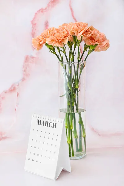 Vase Avec Belles Fleurs Oeillet Calendrier Sur Fond Clair — Photo