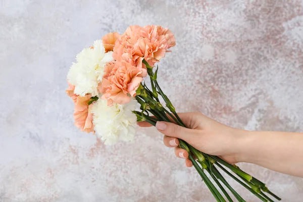 Kvinna Hand Med Vacker Nejlika Blommor Ljus Bakgrund — Stockfoto