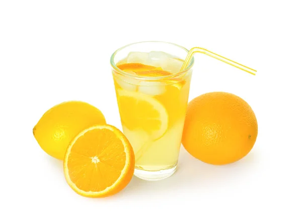 Glas Välsmakande Kall Lemonad Och Citrusfrukter Vit Bakgrund — Stockfoto