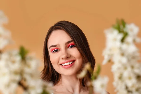 Belle Jeune Femme Avec Des Branches Printemps Fleurs Sur Fond — Photo