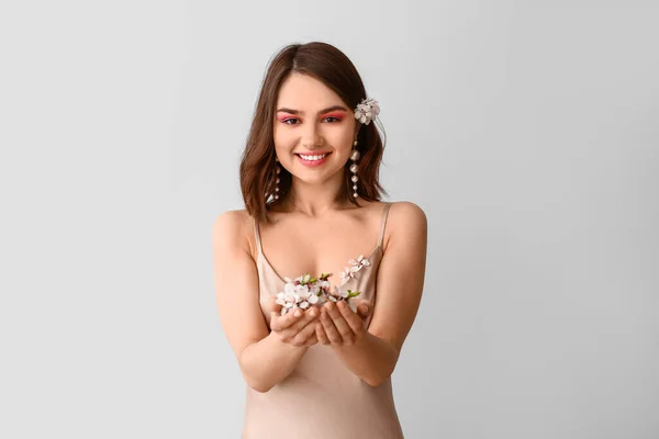 Vacker Ung Kvinna Med Våren Blommor Grå Bakgrund — Stockfoto