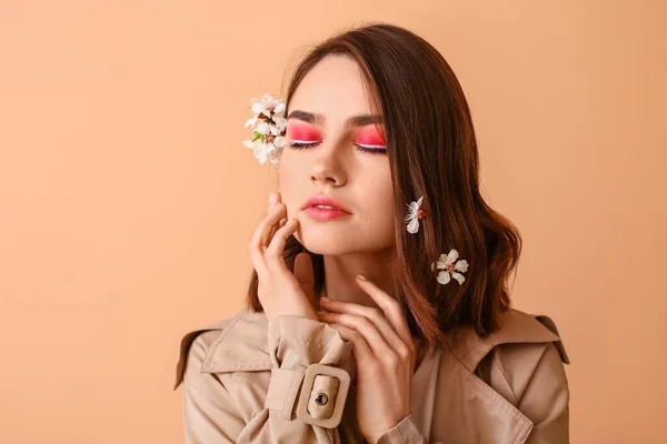 Hermosa Mujer Joven Con Flores Primavera Pelo Fondo Color —  Fotos de Stock