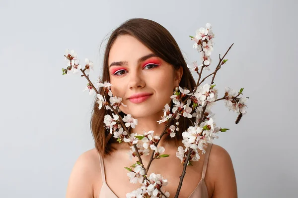 Mulher Bonita Com Ramos Primavera Florescendo Fundo Cinza — Fotografia de Stock