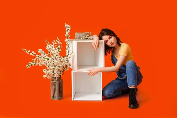 Hermosa Mujer Joven Con Ramas Florecientes Primavera Sobre Fondo Color — Foto de Stock