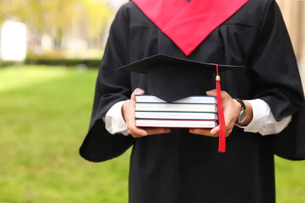 Male Graduating Student Books Outdoors — Stock Photo, Image