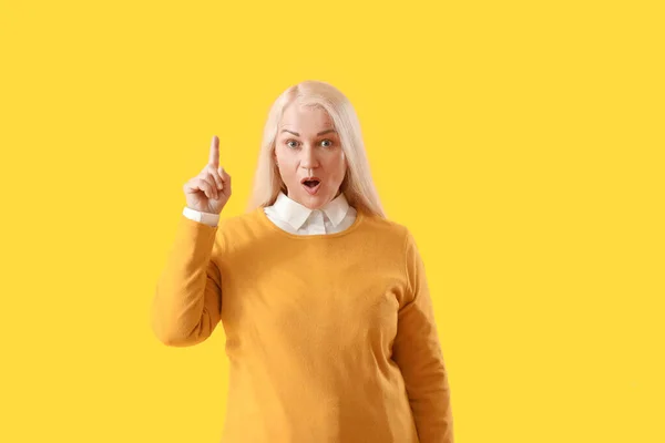 Renk Arkaplanı Üzerinde Işaret Parmağı Olan Olgun Bir Kadın — Stok fotoğraf
